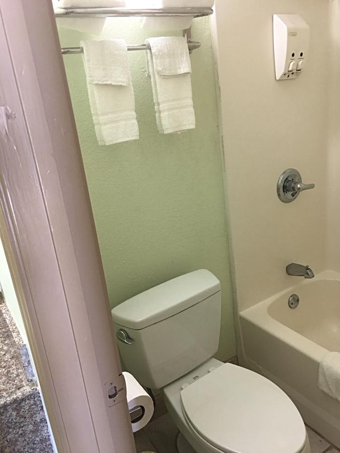 Budget Inn Hallettsville Esterno foto