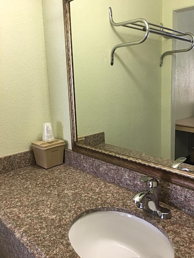 Budget Inn Hallettsville Esterno foto